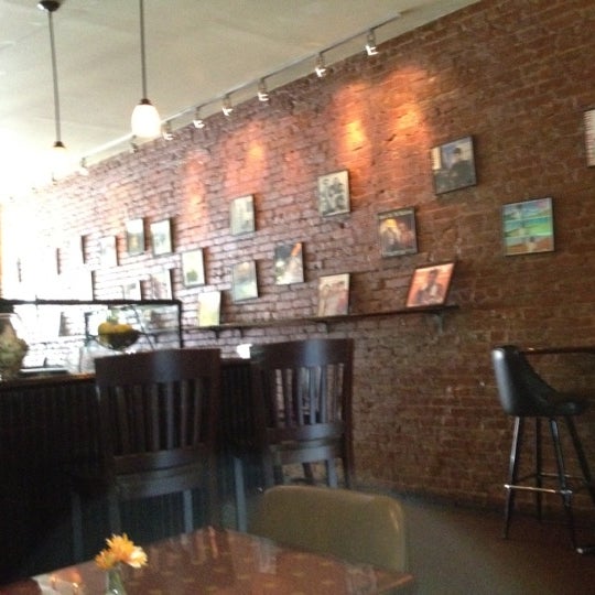 รูปภาพถ่ายที่ Therapy Wine Bar โดย Urban C. เมื่อ 5/26/2012