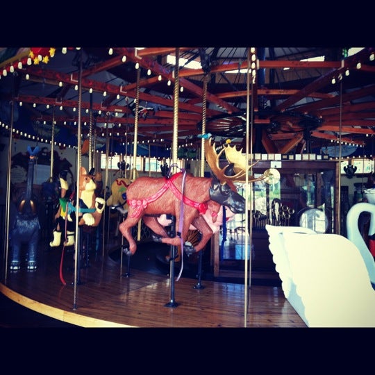 Photo prise au Carousel Of Happiness par Nikki R. le9/1/2012