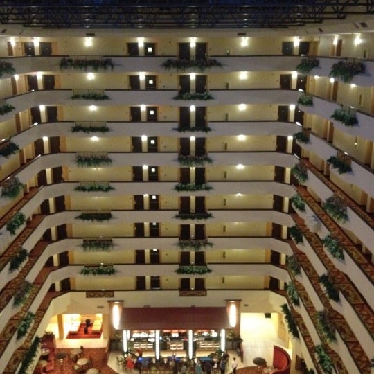 รูปภาพถ่ายที่ Madison Marriott West โดย Sam J. เมื่อ 5/13/2012