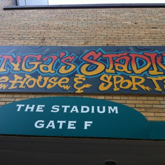 Foto scattata a Binga&#39;s Stadium da Jason L. il 4/21/2012