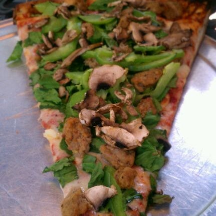 Foto tomada en Russo New York Pizzeria  por Kersondra C. el 5/17/2012