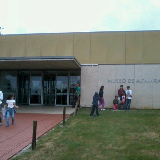 Das Foto wurde bei Museo de Altamira von Santi H. am 8/2/2012 aufgenommen