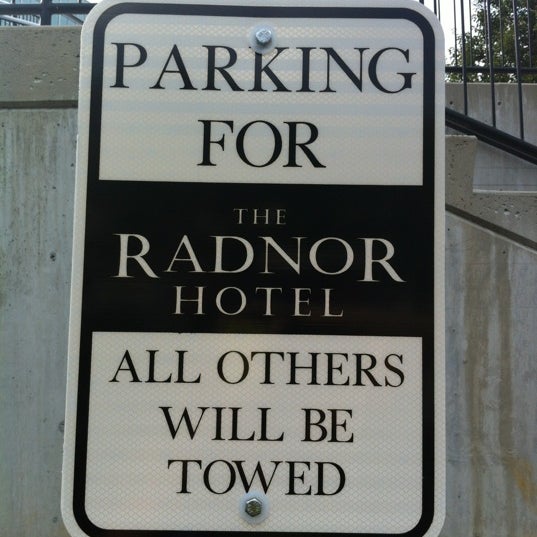 Foto tirada no(a) The Radnor Hotel por Amanda C. em 8/15/2012