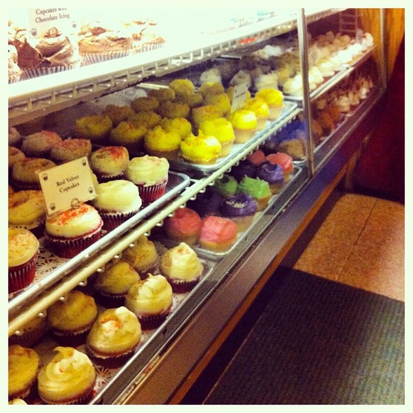 รูปภาพถ่ายที่ Buttercup Bake Shop โดย Steven S. เมื่อ 2/25/2012