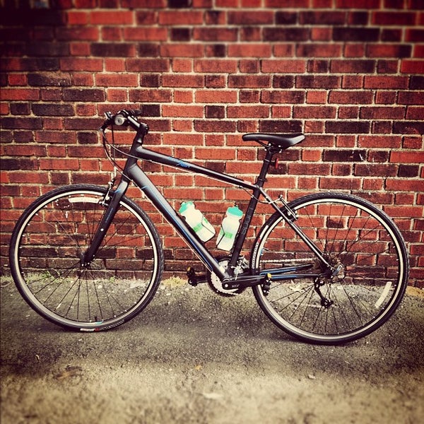 รูปภาพถ่ายที่ Grove Street Bicycles โดย Dan Z. เมื่อ 7/14/2012