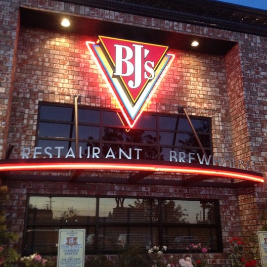 Foto diambil di BJ&#39;s Restaurant &amp; Brewhouse oleh Lori S. pada 4/15/2012