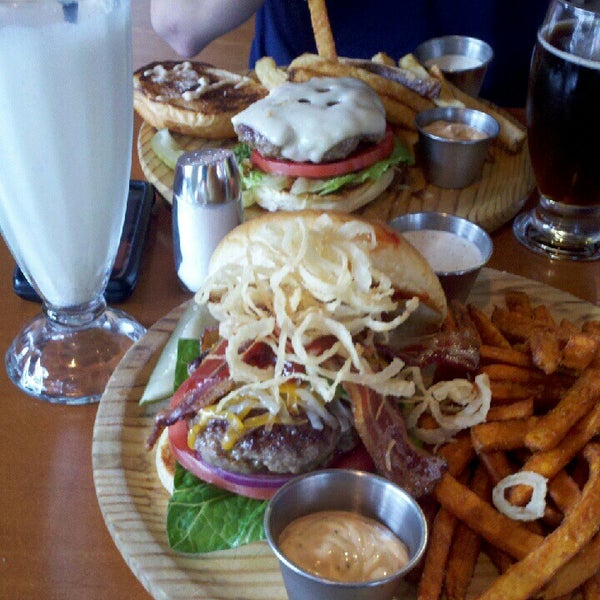 Foto diambil di Burger Club oleh Todd pada 8/22/2012