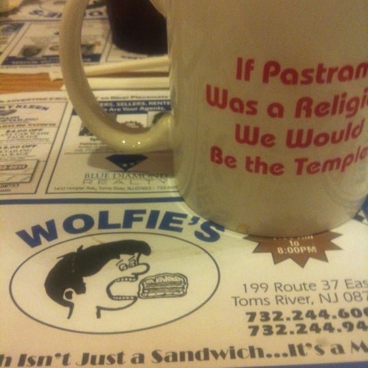 Photo prise au Wolfie&#39;s Deli &amp; Restaurant par Sierra S. le7/28/2012
