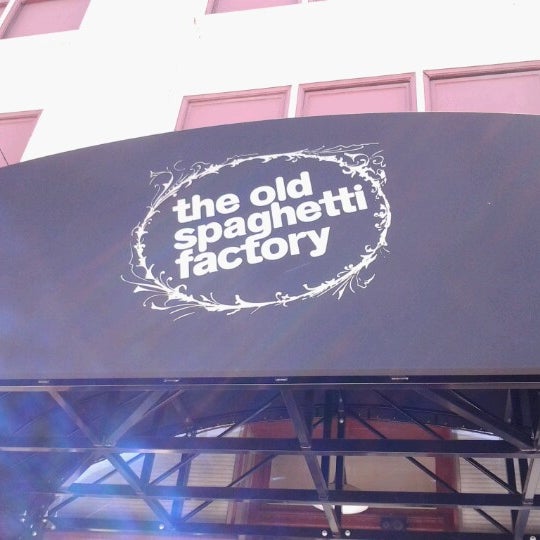 รูปภาพถ่ายที่ The Old Spaghetti Factory โดย eBeth เมื่อ 8/24/2012