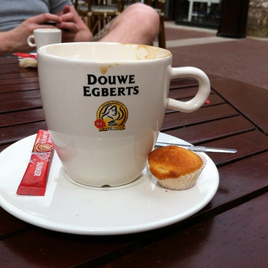 Photo taken at Douwe Egberts Cafe by Chinoiseries on 3/30/2012