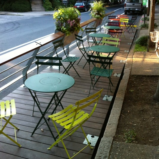 Foto diambil di Green Line Cafe oleh Francis L. pada 6/27/2012