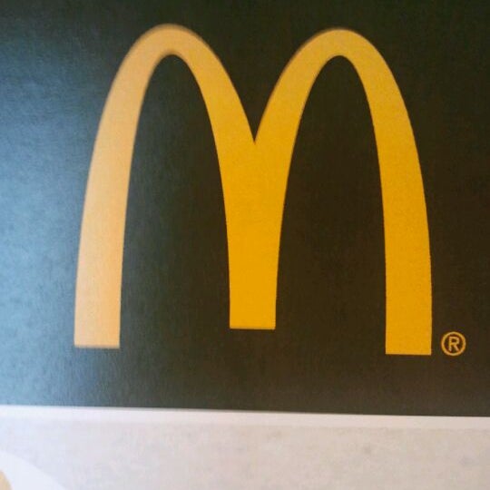 รูปภาพถ่ายที่ McDonald&#39;s โดย Remco A. เมื่อ 5/20/2012
