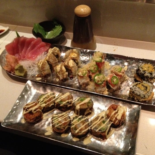 รูปภาพถ่ายที่ South Coast Sushi โดย Stephen M. เมื่อ 6/14/2012