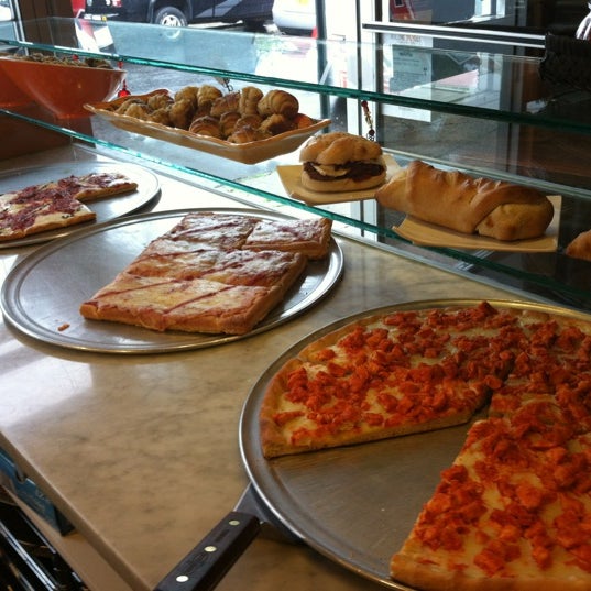 Foto tomada en Crustini Pizza  por Linda L. el 6/12/2012