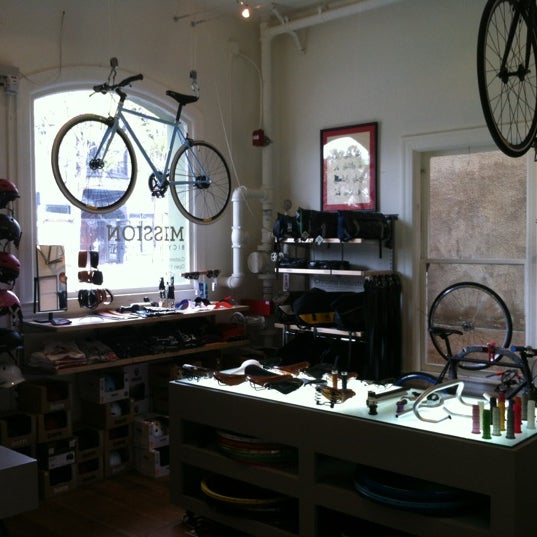4/9/2012 tarihinde Xavier R.ziyaretçi tarafından Mission Bicycle Company'de çekilen fotoğraf