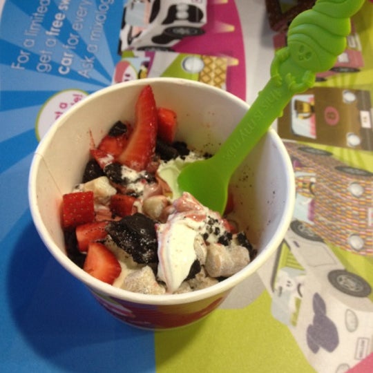 รูปภาพถ่ายที่ Menchie&#39;s Frozen Yogurt โดย Krista F. เมื่อ 5/2/2012