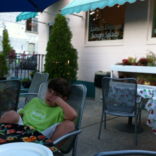 7/22/2012 tarihinde Alicia V.ziyaretçi tarafından Salamanders on Front Restaurant'de çekilen fotoğraf