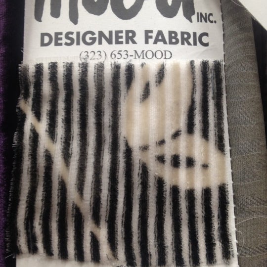 Das Foto wurde bei Mood Designer Fabrics von Nicole F. am 6/5/2012 aufgenommen