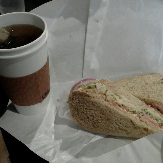 Das Foto wurde bei Coffee, Lunch. von Lucia S. am 8/31/2012 aufgenommen