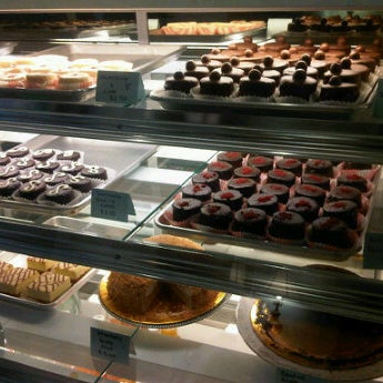 Foto scattata a Semi Sweet Bakery da Sheilah S. il 3/1/2012