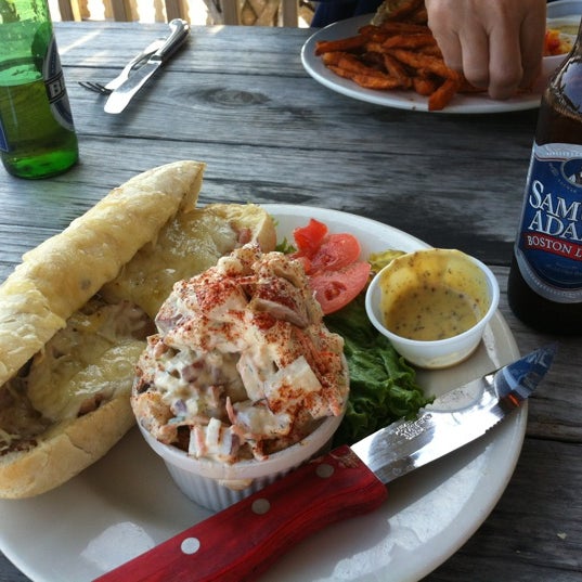 Foto scattata a Crab&#39;s Claw Oceanfront Caribbean Restaurant da Kirk T. il 5/19/2012