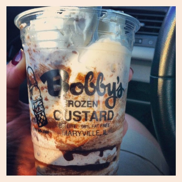 รูปภาพถ่ายที่ Bobby&#39;s Frozen Custard โดย Stephanie A. เมื่อ 8/19/2012