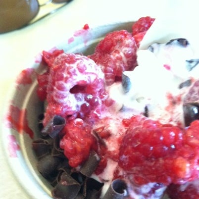 8/7/2012 tarihinde Sharon M.ziyaretçi tarafından Wooberry Frozen Yogurt'de çekilen fotoğraf