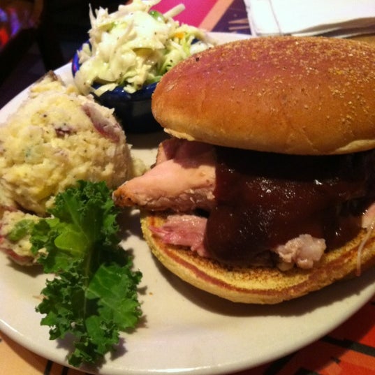 Foto diambil di Red Hot &amp; Blue  -  Barbecue, Burgers &amp; Blues oleh Husslito Milbrante pada 4/13/2012