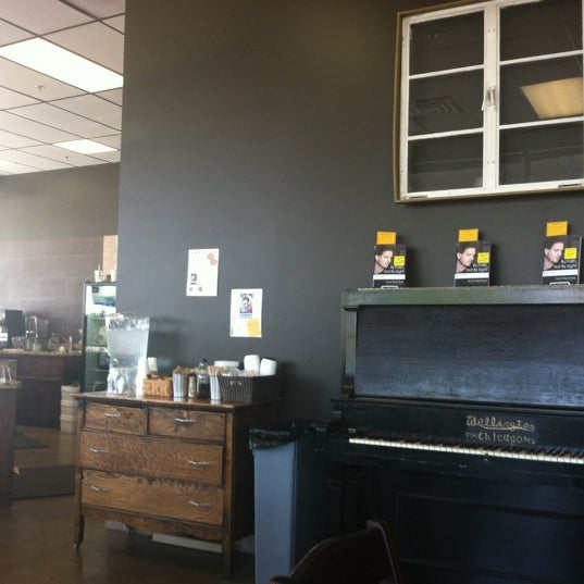 5/25/2012にJustin K.がCrossroads Books &amp; Coffeeで撮った写真