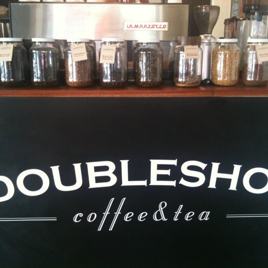 Foto tomada en Double Shot Tea &amp; Coffee  por Mkhulu William S. el 7/10/2012