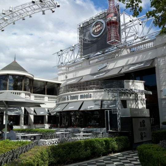 Johnny B. Good Cerro de Las Rosas Av. Rafael Núñez 4791