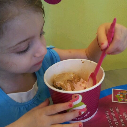 6/24/2012에 Art M.님이 Menchie&#39;s Frozen Yogurt에서 찍은 사진