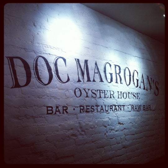 รูปภาพถ่ายที่ Doc Magrogan&#39;s Oyster House โดย Melissa Z. เมื่อ 8/4/2012