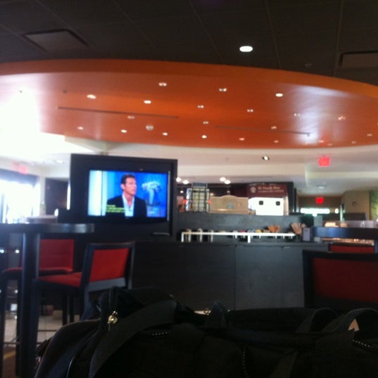 Photo taken at Courtyard by Marriott Baltimore BWI Airport by CoachRob808 on 6/5/2012
