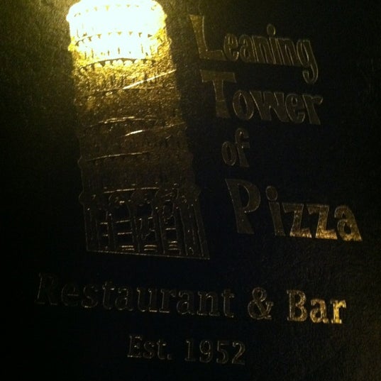 Foto scattata a Leaning Tower of Pizza da Jr. J. il 5/17/2012