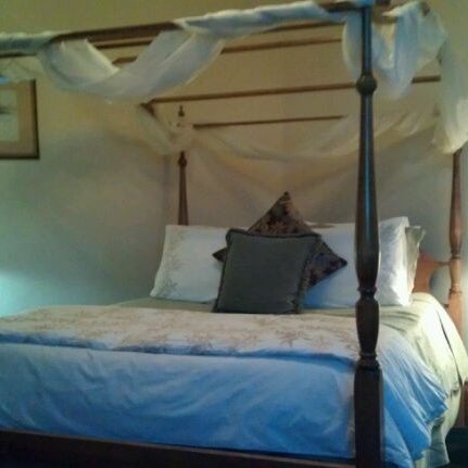 Foto diambil di Capital Hill Mansion Bed &amp; Breakfast Inn oleh Brett S. pada 3/22/2012