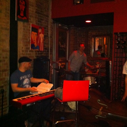 Foto tomada en Abigail Cafe &amp; Wine Bar  por Dianna W. el 5/22/2012