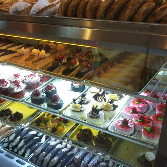 6/16/2012 tarihinde David M.ziyaretçi tarafından Pasticceria Bruno Bakery'de çekilen fotoğraf
