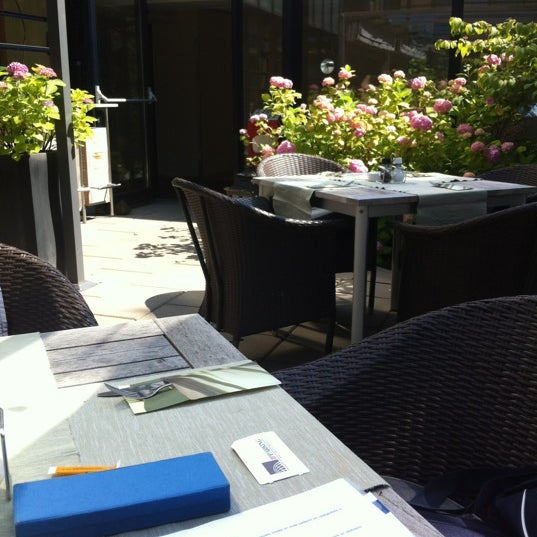 รูปภาพถ่ายที่ Holiday Inn Leiden โดย Ronald F. เมื่อ 6/26/2012