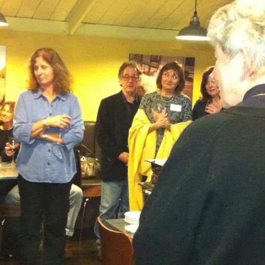 Das Foto wurde bei Community Cafe von Laurie G. am 4/1/2012 aufgenommen