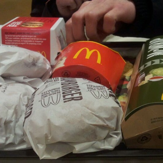 รูปภาพถ่ายที่ McDonald&#39;s โดย Roy B. เมื่อ 3/21/2012