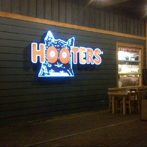 7/14/2012 tarihinde Katherine A.ziyaretçi tarafından Hooters'de çekilen fotoğraf