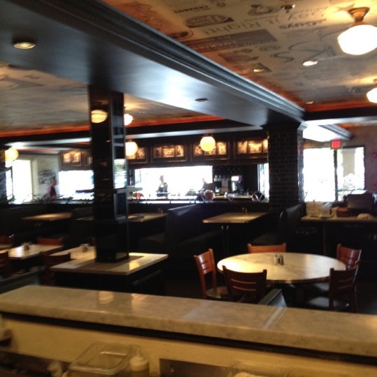 รูปภาพถ่ายที่ Nick&#39;s New Haven Style Pizzeria and Bar โดย Vincenzo G. เมื่อ 3/13/2012