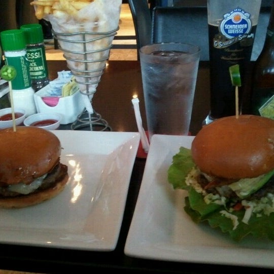 รูปภาพถ่ายที่ The Burger Palace โดย Joyce d. เมื่อ 7/20/2012