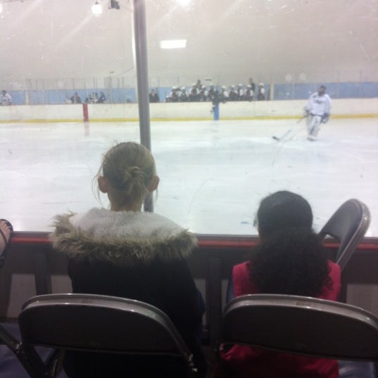 2/11/2012 tarihinde Erin E.ziyaretçi tarafından Jax Ice and Sports Plex'de çekilen fotoğraf