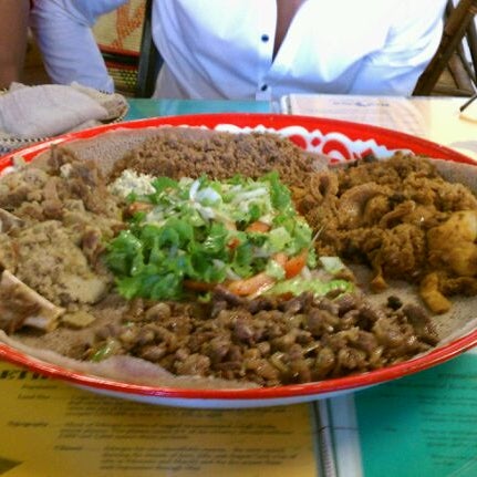 Das Foto wurde bei Red Sea Ethiopian Restaurant von Crystal W. am 2/5/2012 aufgenommen