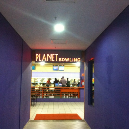 6/30/2012 tarihinde Andre N.ziyaretçi tarafından Planet Bowling'de çekilen fotoğraf