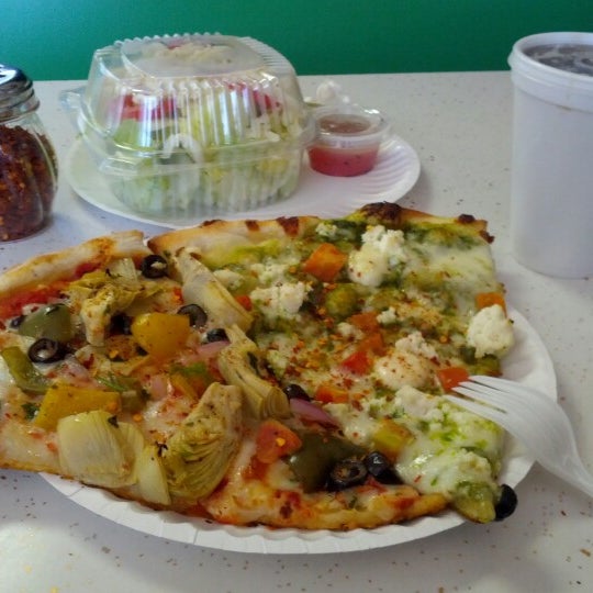 Foto scattata a Tony&#39;s Pizza da Johann D. il 6/27/2012