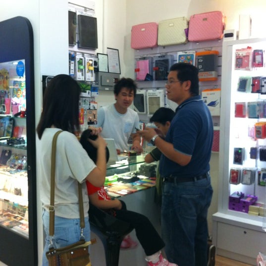 Photo taken at IGeekstore by hen m. on 3/4/2012