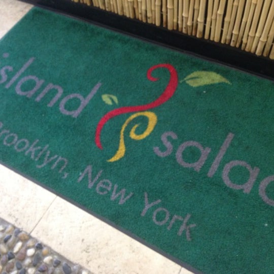 Foto diambil di Island Salad oleh Liza D. pada 6/9/2012